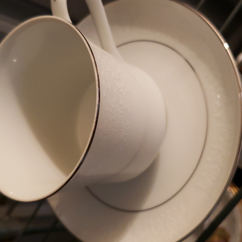 Fine China standard size Crown Victoria LOVELACE cup and saucer - Picture 2 of 3
